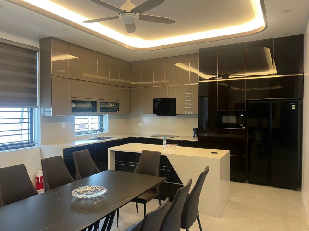 có nên làm tủ bếp inox cánh kính