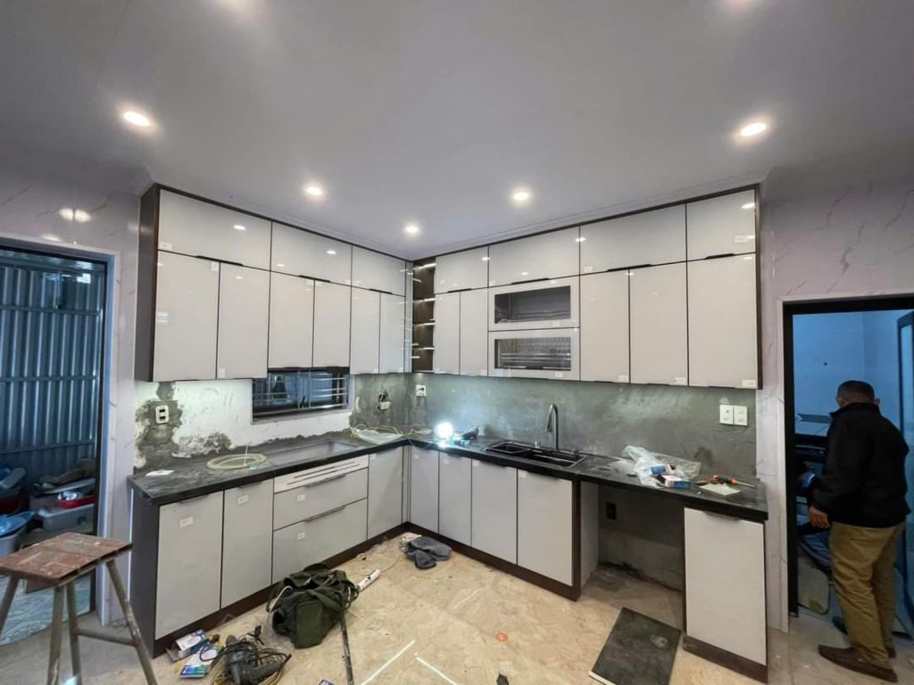 giá tủ bếp khung inox cánh kính