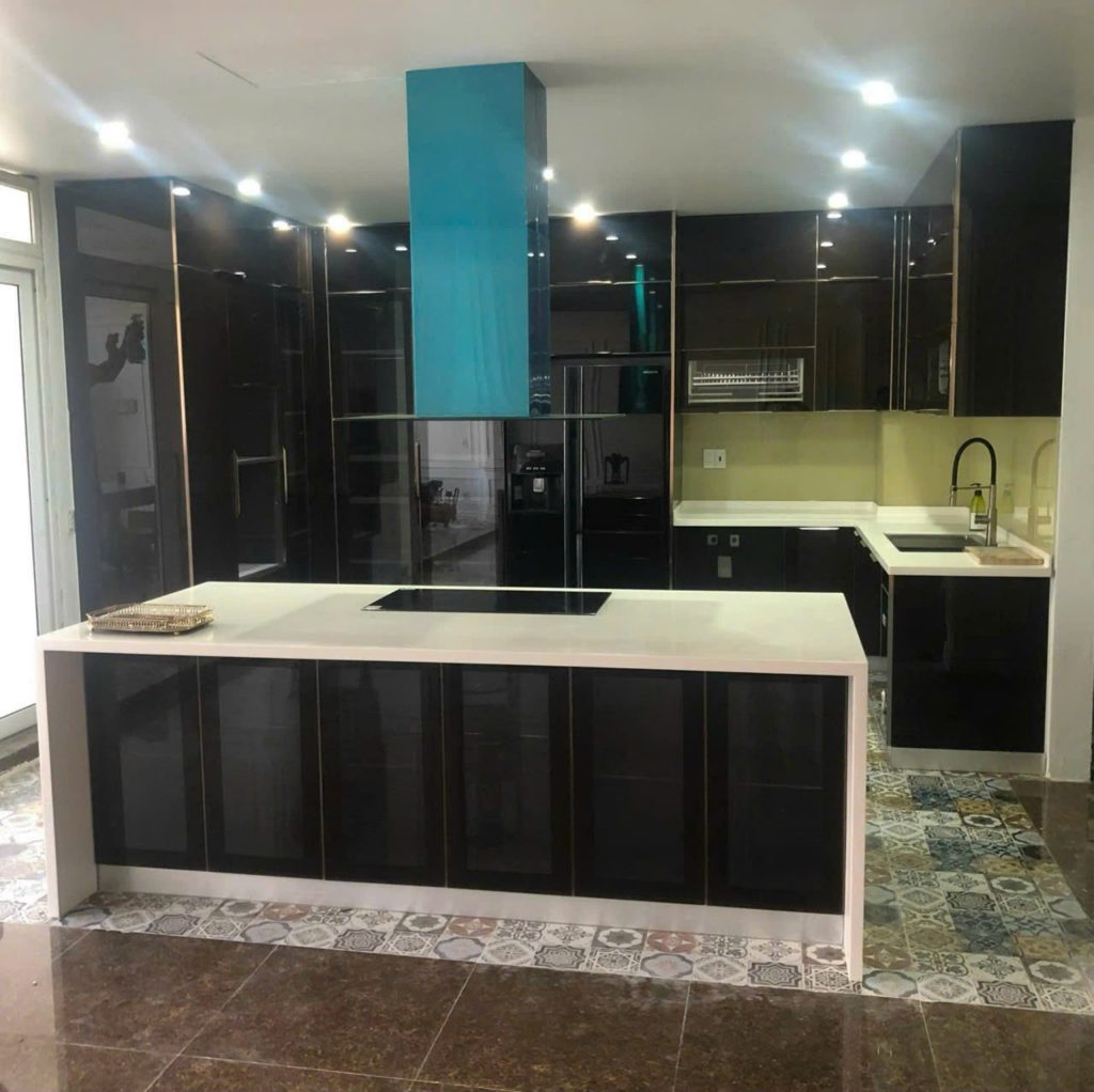 giá tủ bếp nhôm cánh kính