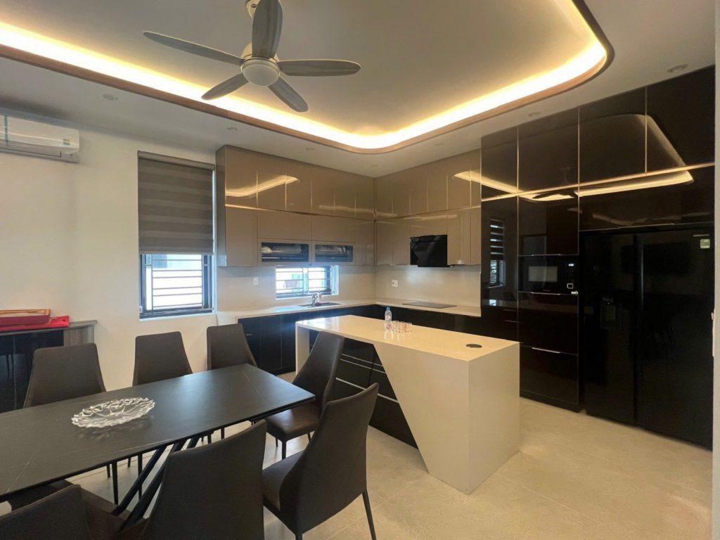 tủ bếp gỗ công nghiệp cánh kính