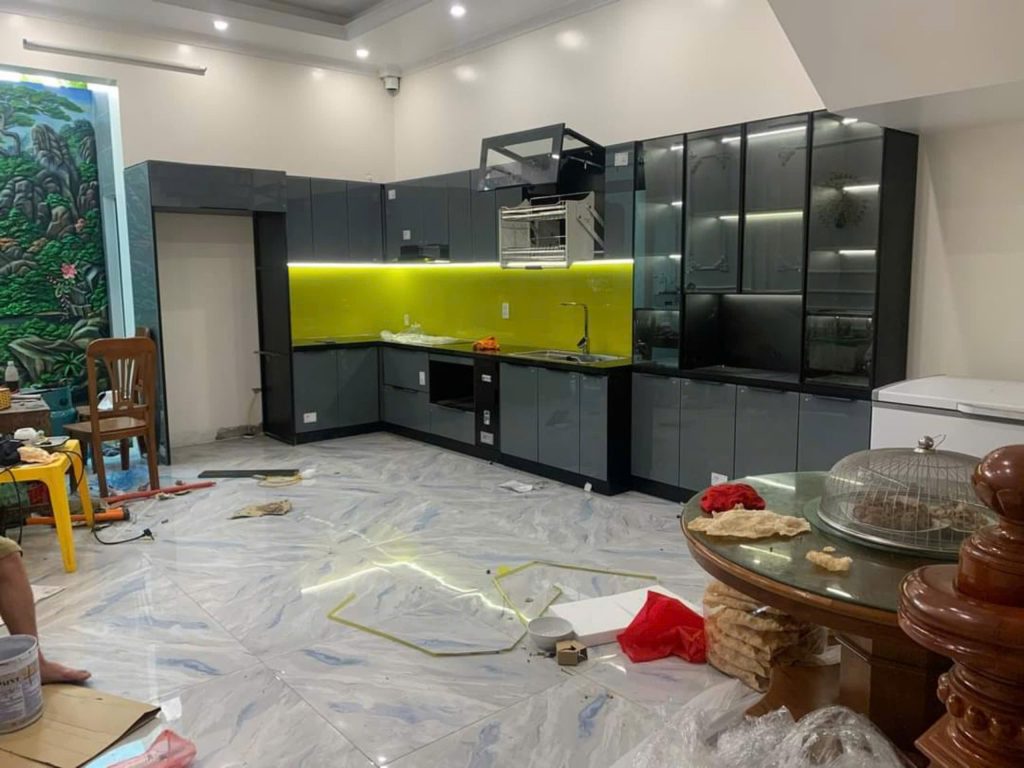 tủ bếp nhôm cánh kính cường lực