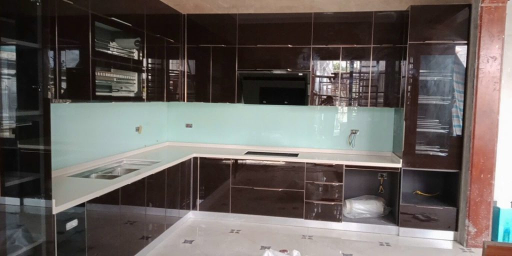 tủ bếp nhôm hệ cánh kính